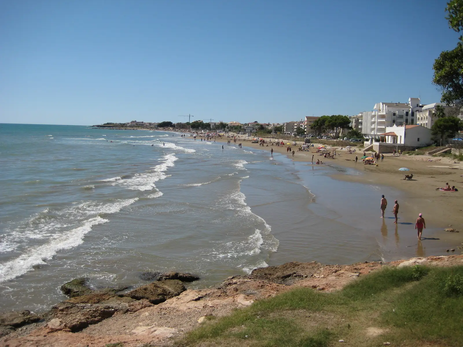 Strand Carregador, der zentrale Strand von Alcossebre, mit feinem Sand und Strandpromenade