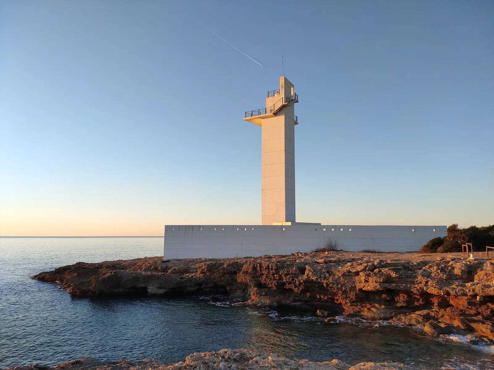 Leuchtturm von Alcossebre auf den Felsen, Ausgangspunkt der Spaziergänge in der Serra d'Irta