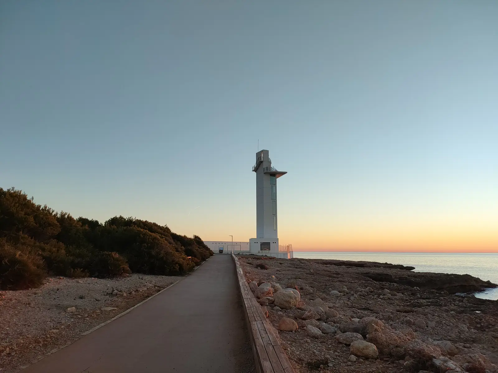 Weg am Meer zum Leuchtturm von Alcossebre, am Eingang der Serra d'Irta